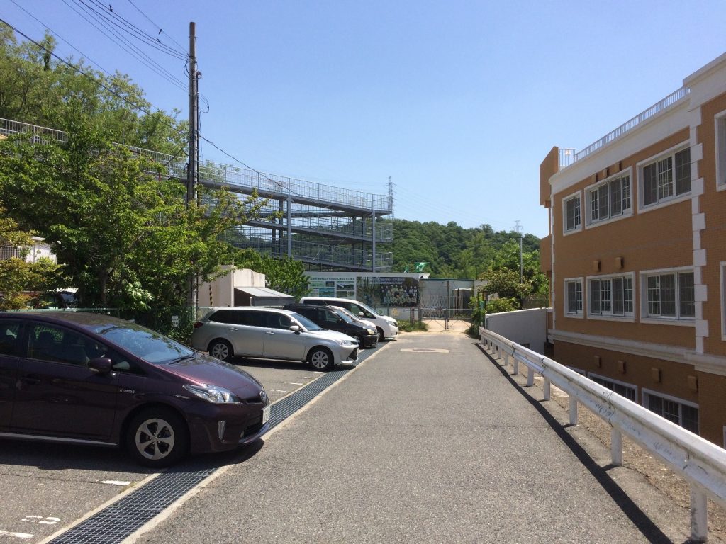 老人ホームを右手と左手に見ながら突き当りに登山口があります